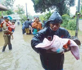  ?? AFP ?? Rescue personnel evacuate local residents from a flooded area in Kerala on Saturday.