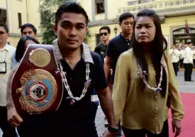  ?? NIÑO JESUS ORBETA ?? WBOand WBA flyweight champ Brian Viloria visits Manila City Hall Tuesday morning. Viloria and his wife Erica later joined a motorcade around Manila.