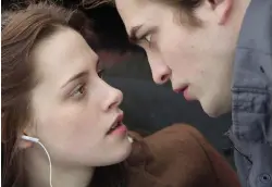  ??  ?? CINQUE ANNI DA RECORD Kristen Stewart e Robert Pattinson nel primo Twilight. Il quinto e ultimo episodio, The Twilight Saga: Breaking Dawn - Parte 2, è uscito nel 2012.
