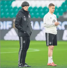  ?? FOTO:EFE ?? Joachim Löw, con el ‘veterano’ Joshua Kimmich De los pocos con más de 30 partidos