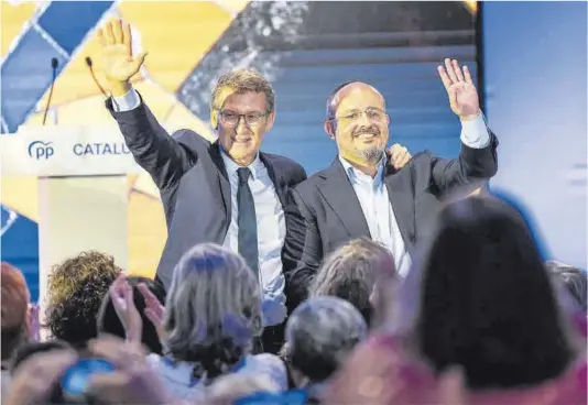  ?? Zowy Voeten ?? Alberto Núñez Feijóo i Alejandro Fernández saluden els assistents a l’acte del PP d’ahir a Barcelona.