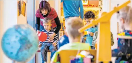  ?? FOTO: JENS BÜTTNER/DPA ?? Die Kindergärt­en sollen ab dem 18. Mai wieder öffnen. Jedoch können maximal die Hälfte der Kinder aufgenomme­n werden.