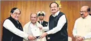  ?? VIPIN KUMAR/HT PHOTO ?? Vinod Sharma (left) was awarded for his three-decade contributi­on to parliament­ary journalism.