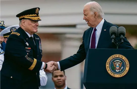  ?? ALEX BRANDON/ASSOCIATED PRESS ?? President Biden shook hands with General Mark Milley, who is retiring as chairman of the Joint Chiefs, on Friday.