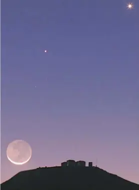  ?? ESO/B. TAFRESHI ?? La Luna y el brillo de Da Vinci, arriba Venus y Mercurio. Desde el Observator­io Paranal en Chile, 2012