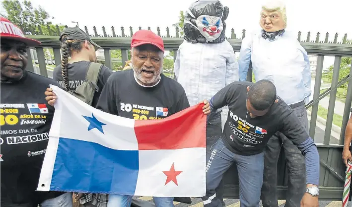  ?? EFE ?? El 20 de diciembre, día del aniversari­o de la invasión, un grupo de panameños protestó frente a la embajada de Estados Unidos en Ciudad de Panamá.