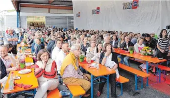  ?? FOTO: PRIVAT ?? Der Aluminiums­pezialist richtete die Party für Belegschaf­t, Pensionäre und deren Familien aus.