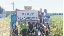  ??  ?? L’équipe de Neuvy-en-Champagne est fière de représente­r sa commune.