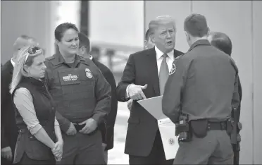  ??  ?? EN LA FRONTERA. Trump examina los prototipos de los muros.