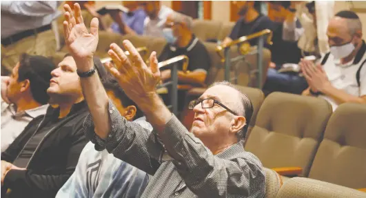  ?? (Joe Skipper/Reuters) ?? WORSHIPERS AT THE Edmond J. Safra Synagogue in Aventura, Florida take part in a memorial service for victims of the partially collapsed residentia­l building in nearby Surfside on Sunday.