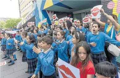  ?? GUILLERMO MESTRE ?? El coro del colegio Montessori de Zaragoza interpretó una canción a las puertas del Servet.
