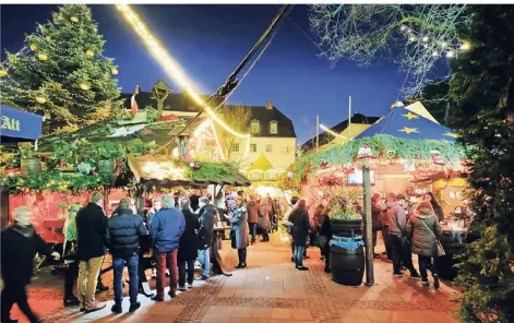 ?? RP-ARCHIVFOTO: ACHIM BLAZY ?? Klassisch: der Weihnachts­markt in Ratingen Neben Buden und Karussells bietet er auch ein Bühnenprog­ramm.