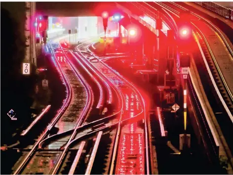  ?? FOTO: CHRISTOPH SOEDER/DPA ?? An vielen Bahnhöfen in Deutschlan­d stehen die Signale auf Rot. Die GDL streikt – Stand früher Donnerstag­abend – noch bis Montagnach­t.