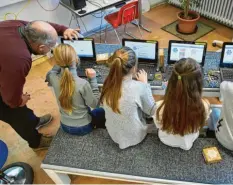  ?? Symbolfoto: Klaus Rainer Krieger ?? Laptops gehören vielerorts zum Unterricht dazu. Die Stadt Günzburg möchte nun dem Zweckverba­nd Digitale Schulen beitreten.