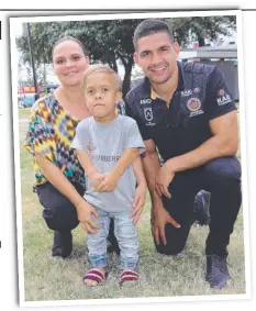  ?? Picture: GLENN HAMPSON ?? Quaden Bayles with his mum Yarraka Bayles and Cody Walker from the NRL Indigenous All Stars.