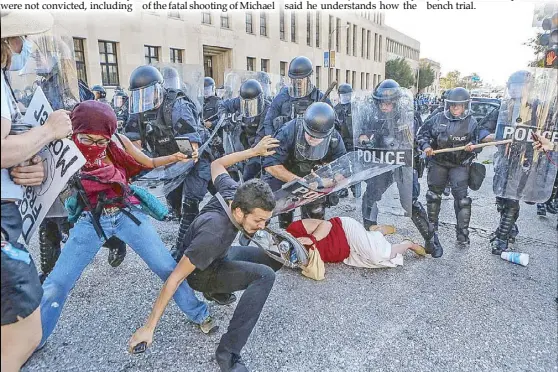  ?? REUTERS ?? St. Louis police clash with activists during a rally against the acquittal of St. Louis police officer Jason Stockley who was charged with the 2011 shooting of Anthony Lamar Smith in Missouri on Saturday.