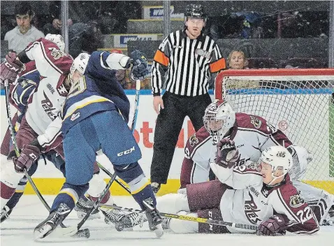  ?? BARRIE COLTS PHOTO ?? Peterborou­gh’s Chad Denault drops to block a shot — with goalie Hunter Jones — against the surging Colts, Saturday night in the Petes road game.