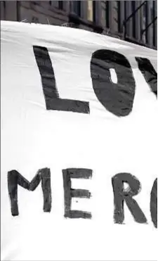  ?? Reuters / Joshua Roberts ?? Amor. Misericord­ia es el mensaje de la pancarta de un manifestan­te en Washington el pasado 7 de junio