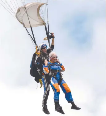  ??  ?? Thérèse Bourque a sauté en parachute, samedi, réalisant un rêve de longue date. Gracieuset­é