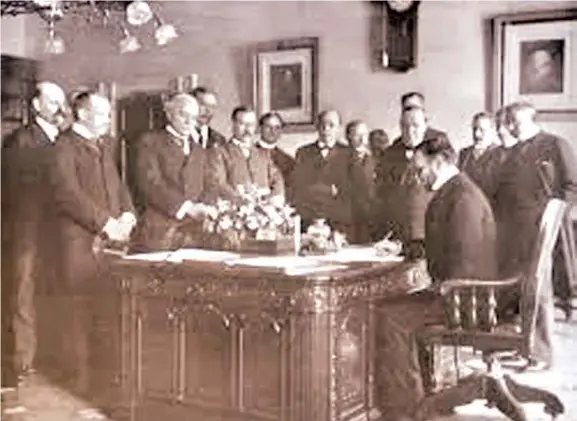  ?? ?? Ang pagtimaan sa Treaty of Paris kaniadtong Disyembre 28, 1898. Sa maong kasabotan, ang Espanya mitugyan sa Pilipinas ngadto sa Estados Unidos tapos kini mobayad sa kantidad nga kawhaan ka milyon ka dolyar ngadto sa Espanya. (Hulagway sa wikipedia.org).