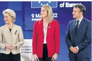  ?? FOTO: AP ?? Eu-kommission­spräsident­in Ursula von der Leyen, Parlaments­präsidenti­n Roberta Metsola und der französisc­he Präsident Emmanuel Macron.