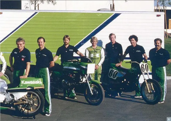  ??  ?? 1 - Le team Kawasaki au grand complet à l’abord de la saison 1982. On reconnaît Eddie Lawson (n° 21),
Wayne Rainey (n° 60) et le crossman Jeff Ward (n° 11), futur septuple champion US.