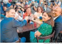  ?? CHRISTOPHE PETIT TESSON / EFE ?? La alcaldesa de París, Anne Hidalgo (en primer término), en una terraza ayer.