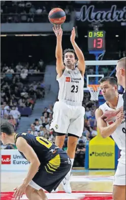  ??  ?? DIRECTO. Llull apareció para empujar al Madrid en el tercer cuarto.