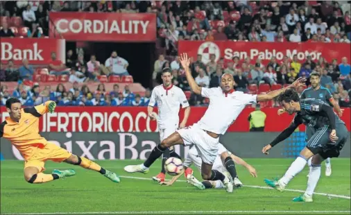  ??  ?? EL EMPATE. Vela, en el momento de disparar sobre la portería de Sergio Rico ante Nzonzi después del mal despeje de Lenglet.