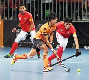  ??  ?? PASUKAN Malaysia menundukka­n Indonesia 5-1 untuk memenangi pingat emas pada perlawanan akhir Hoki Dalam Dewan pada KL2017 di MITEC, Kuala Lumpur.