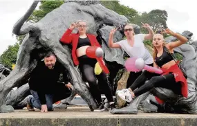  ??  ?? Strike a pose Chris Smith, Mary Lyons, Megan Flemming and Charlie Lyons posed with the lion statue
140716blan­tyre_12