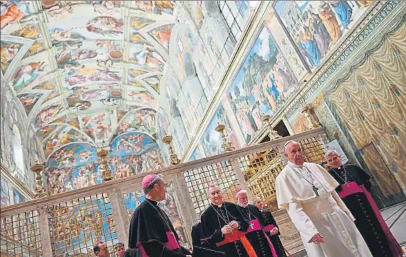  ?? ALBERTO PIZZOLI / AFP ?? El papa Francisco, ayer en la Capilla Sixtina, en cuya antesala –la llamada Sala Regia– recibió al cuerpo diplomátic­o