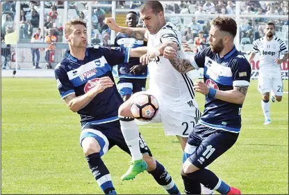  ??  ?? Juventus’ Stefano Sturaro (center), makes his way through Pescara’s defense, during a Serie A soccer match, in Pescara, Italy on April 15. (AP)