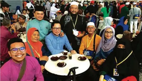  ??  ?? SYAHRIZAL (baju biru) bersama ahli Project Amal dan anggota Pemadam Selangor menghantar jemaah di Lapangan Terbang Antarabang­sa Kuala Lumpur.