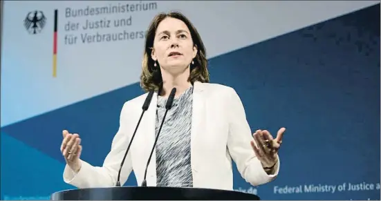  ?? OMER MESSINGER / EFE ?? La socialdemó­crata Katarina Barley, ministra de Justicia de Alemania, en una rueda de prensa del pasado 26 de marzo