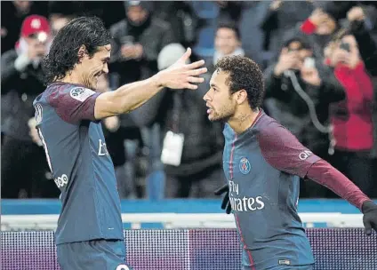  ?? FOTO: AP ?? Neymar celebra su gol con Cavani El brasileño lleva 9 tantos en la Ligue 1 mientras el uruguayo, ‘Pichichi’, suma 17