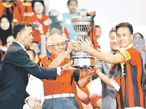  ??  ?? KENANGAN: Mohd Shahrol menjulang trofi Piala Liga Perdana 2013 dengan rekod tanpa kalah.