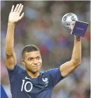  ?? MARTIN MEISSNER/ASSOCIATED PRESS ?? France’s Kylian Mbappé poses with the best young player award Sunday in Moscow.