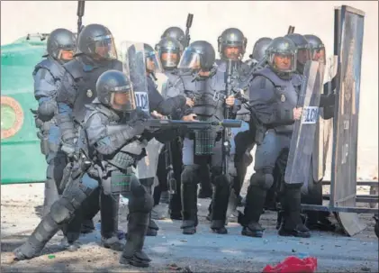  ?? / MARCOS MORENO ?? Agentes antidistur­bios de la Policía, ayer en el barrio Río Don Pedro, en Puerto Real (Cádiz).