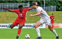  ?? FOTO: IMAGO/NORDPHOTO ?? Stürmer Christian Ehizibue (in Rot) und der FC Memmingen stehen vor ihrer ersten Partie in der Bayernliga.