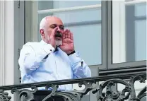  ?? Leonhard Foeger / Reuters ?? Iranian foreign minister Mohammed Javad Zarif shouts to journalist­s from his hotel balcony in Austria.