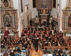  ?? Fotos: Stadtkapel­le Wertingen/Karolina Wörle ?? Die Bläserphil­harmonie der Stadtkapel­le Wertingen, unter der Leitung von Tobias Schmid, überzeugte beim Candleligh­t Concert mit einem elitären Programm.