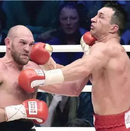  ?? GETTY ?? Un pugno di Tyson Fury, 27 anni, va a segno sul volto di Klitschko, 39