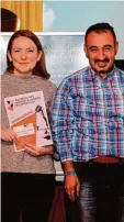  ?? Foto: Jochen Mack ?? Olga Albrant und Turan Aykac brachten den Filmpreis für das Jugendzent­rum nach Bobingen.