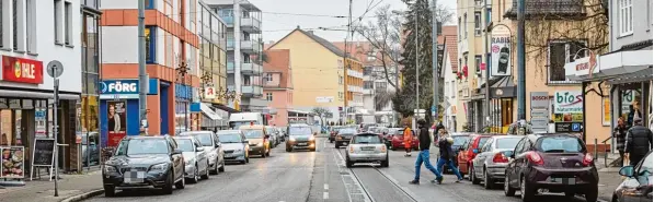  ?? Archivfoto: Peter Fastl ?? Weniger Verkehr und mehr Aufenthalt­squalität wünschen sich die Gögginger in der Bürgermeis­ter Aurnhammer Straße.