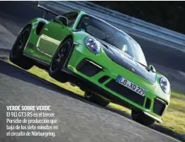  ??  ?? VERDE SOBRE VERDE. El 911 GT3 RS es el tercer Porsche de producción que baja de los siete minutos en el circuito de Nürburgrin­g.