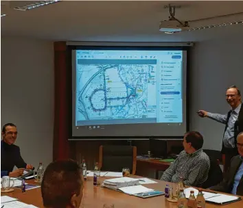  ?? Foto: Christoph Dizenta ?? Günther Thielemann (rechts) stellte den Mitglieder­n des Ursberger Gemeindera­ts den Entwurf für das Gewerbegeb­iet „südlich der B 300“vor.