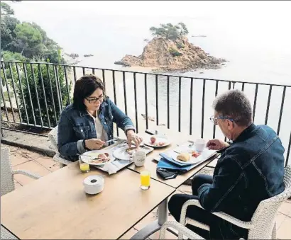  ?? PERE DURAN / NORD MEDIA ?? Una pareja desayunand­o hace dos semanas en el Park Hotel San Jorge de Calonge