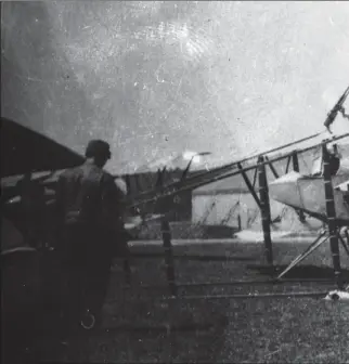  ?? SHD ?? Vendeur d’automobile­s dans le civil, le sgt Louis Marie Parent tient à être impeccable pour le raid et se rase à l’ombre de l’aile de son Caudron G.4.