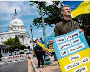  ?? Foto: J. Scott Applewhite/dpa ?? Aktivisten, die die Ukraine unterstütz­en, demonstrie­ren vor dem Kapitol.